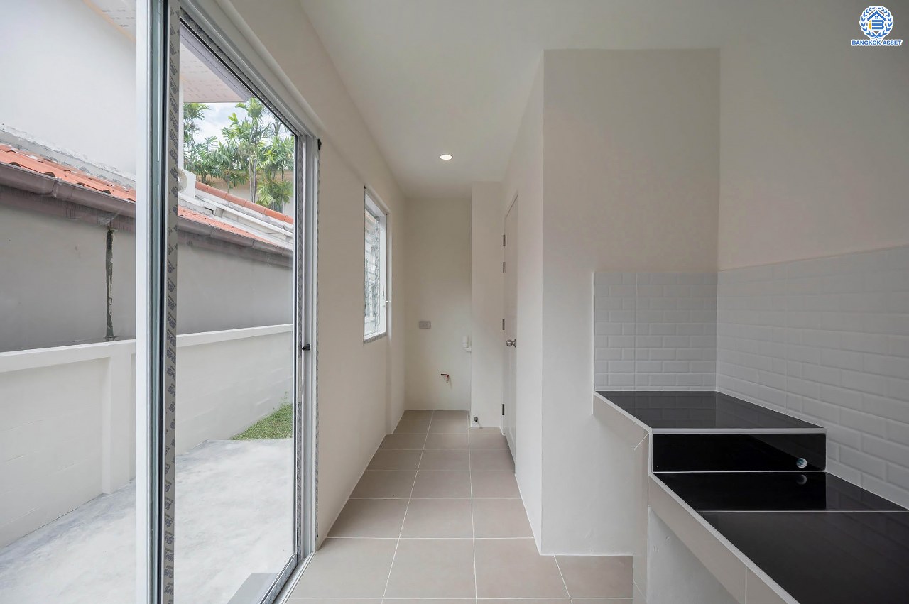 บ้านมือสองตกแต่งใหม่ โครงการ ชัยพฤกษ์ ติวานนท์-ราชพฤกษ์1 เนื้อที่ 56.20 ตร.ว. ฟังก์ชัน 3 ห้องนอน 2 ห้องน้ำ จอดรถได้ 1 คัน สภาพแวดล้อมดี บนทำเลศักยภาพ หน้าโครงการติดถนนใหญ่ เชื่อมต่อถนนราชพฤกษ์ ใกล้จุดขึ้นทางด่วน "ศรีสมาน" ใกล้ห้าง "เซ็นทรัลเวสเกต" และ "โรบินสันศรีสมาน"...